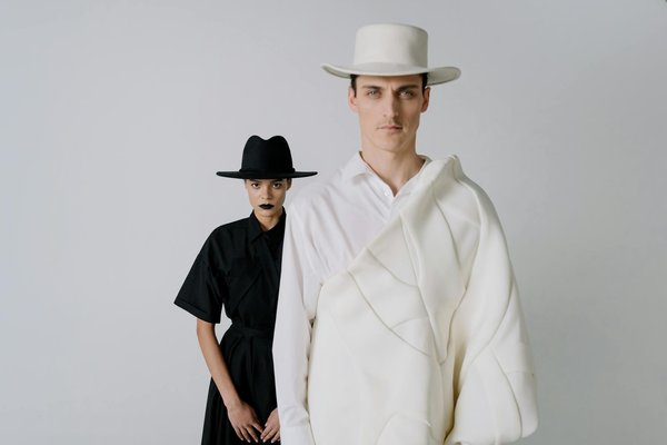 Manteau court bleu marine femme : élégance et style assurés